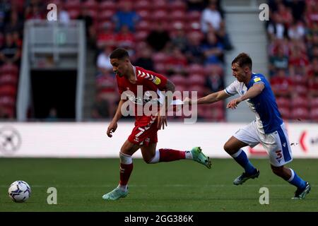 Marcus Tavernier di Middlesbrough (a sinistra) e Harry Pickering di Blackburn Rovers in azione durante la partita del campionato Sky Bet al Riverside Stadium di Middlesbrough. Data foto: Sabato 28 agosto 2021. Foto Stock