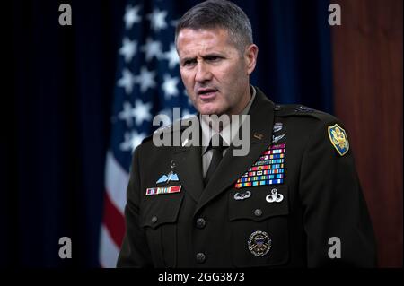 Il generale dell'esercito William 'Hank' Taylor, vice direttore del personale congiunto per le operazioni regionali, presenta i media nella Briefing Room del Pentagono, con il segretario alla stampa del Pentagono John F. Kirby, Washington, D.C., 27 agosto 2021. (Foto DOD di Lisa Ferdinando) Foto Stock