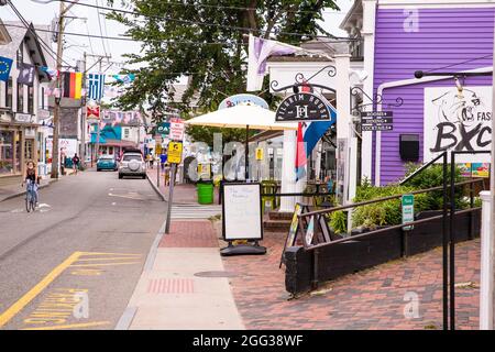 Provincetown, Massachusetts, USA - 30 luglio 2020: Scena stradale a Provincetown, ma a Cape Cod in storico quartiere turistico con la gente visibile. Foto Stock