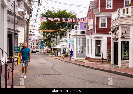 Provincetown, Massachusetts, USA - 30 luglio 2020: Scena stradale a Provincetown, ma a Cape Cod in storico quartiere turistico con la gente visibile. Foto Stock