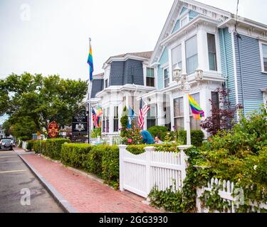 Provincetown, Massachusetts, USA - 30 luglio 2020: Scena stradale a Provincetown, ma a Cape Cod in storico quartiere turistico con la gente visibile. Foto Stock