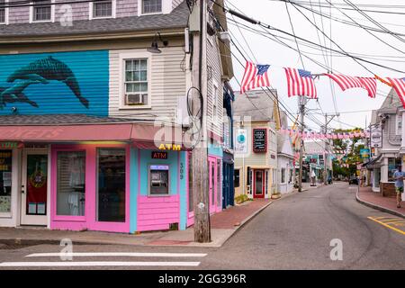 Provincetown, Massachusetts, USA - 30 luglio 2020: Scena stradale a Provincetown, ma a Cape Cod in storico quartiere turistico con la gente visibile. Foto Stock