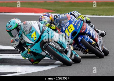 Silverstone Circuit, Silverstone, Northamptonshire, Regno Unito. 28 agosto 2021. MotoGP Gran Premio di Gran Bretagna, Qualifiche Day; Dennis Foggia, pilota del Leopard Racing, sulla sua Honda NSF250RW davanti al pilota CarXpert Prugel GP Filip Salac sulla sua KTM RC250GP Credit: Action Plus Sports Images/Alamy Live News Credit: Action Plus Sports/Alamy Live News Foto Stock