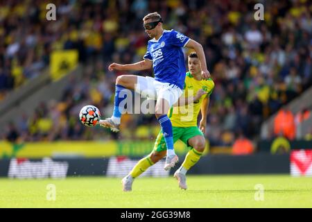 Carrow Road, Norwich, Norfolk, Regno Unito. 28 agosto 2021. Premier League Football, Norwich Versus Leicester; Timoty Castagne di Leicester City controlla la palla Credit: Action Plus Sports/Alamy Live News Foto Stock