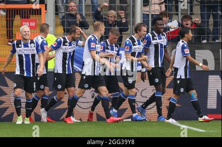 Bielefeld, Germania. 28 agosto 2021. Calcio: Bundesliga, Arminia Bielefeld - Eintracht Francoforte, Matchday 3 presso la Schüco Arena. Patrick Wimmer, il marcatore di Bielefeld (3° da destra) celebra il suo obiettivo di fare 1:1 con i suoi compagni di squadra. Credit: Friso Gentsch/dpa - NOTA IMPORTANTE: In conformità con le norme del DFL Deutsche Fußball Liga e/o del DFB Deutscher Fußball-Bund, è vietato utilizzare o utilizzare fotografie scattate nello stadio e/o del match sotto forma di immagini di sequenza e/o serie di foto video-simili./dpa/Alamy Live News Foto Stock