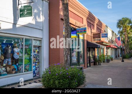 Negozi e ristoranti locali lungo la storica St. George Street nel quartiere storico di St. Augustine, Florida. (USA) Foto Stock