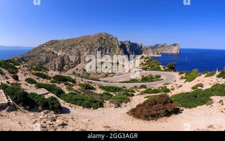 MALLORCA, SPAGNA - LUGLIO 23: (NOTA DEI REDATTORI: L'immagine è un composito [panoramico] digitale.) La baia di Punta d’en Tomas e la penisola di Formentor sono viste dal Capo Formentor il 23 luglio 2021 a Maiorca, Spagna. Foto Stock