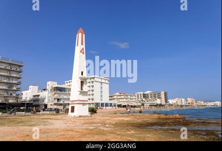 CAN PICAFORT, SPAGNA - LUGLIO 25: L'obelisco Torres d'Enfilacio è visto alla spiaggia il 25 luglio 2021 a Can Picafort, Spagna. Foto Stock