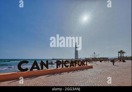 CAN PICAFORT, SPAGNA - LUGLIO 25: (NOTA DEI REDATTORI: L'immagine è un composito digitale [High Dynamic Range].) L'obelisco Torres d'Enfilacio è visto sulla spiaggia il 25 luglio 2021 a Can Picafort, Spagna. Foto Stock