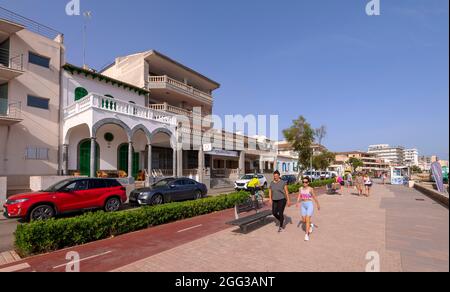 CAN PICAFORT, SPAGNA - 25 LUGLIO: Le persone camminano sul lungomare il 25 luglio 2021 a Can Picafort, Spagna. Foto Stock