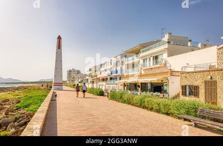 CAN PICAFORT, SPAGNA - LUGLIO 25: (NOTA DEI REDATTORI: L'immagine è un composito digitale [High Dynamic Range].) La gente cammina sul lungomare della spiaggia il 25 luglio 2021 a Can Picafort, Spagna. Foto Stock