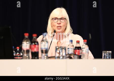 Berlino, Germania. 28 agosto 2021. Calcio, stagione 2019/20, Giornata dell'Associazione BFV Ordinaria 2021. Gaby Papenburg, presentatore televisivo, si rivolge ai delegati. Sta correndo per la presidenza del BFV e vuole essere la prima donna a rappresentare una grande associazione di Stato nel calcio. Credit: Michael Hundt/dpa/Alamy Live News Foto Stock