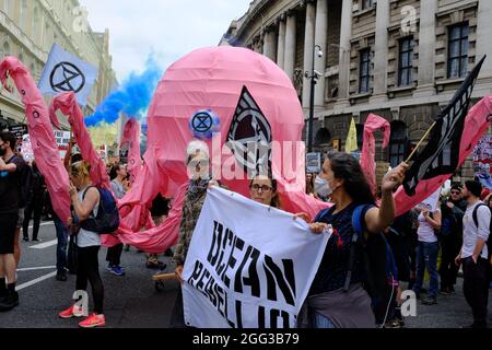 LONDRA - 28 AGOSTO 2021: I manifestanti della ribellione animale sulla marcia nazionale per i diritti degli animali a Londra. Foto Stock