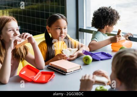bambini multietnici che pranzano in un ristorante scolastico Foto Stock