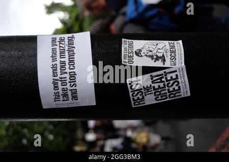 28 agosto 2021. Brixton, Londra, Regno Unito. Manifestanti marzo a Brixton che protestano i vaccini e i passaporti dei vaccini forzati Credit: Londonphotos/Alamy Live News Credit: Londonphotos/Alamy Live News Foto Stock