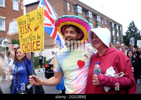 28 agosto 2021. Brixton, Londra, Regno Unito. Manifestanti marzo a Brixton che protestano i vaccini e i passaporti dei vaccini forzati Credit: Londonphotos/Alamy Live News Credit: Londonphotos/Alamy Live News Foto Stock