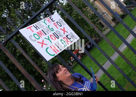 28 agosto 2021. Brixton, Londra, Regno Unito. Manifestanti marzo a Brixton che protestano i vaccini e i passaporti dei vaccini forzati Credit: Londonphotos/Alamy Live News Credit: Londonphotos/Alamy Live News Foto Stock