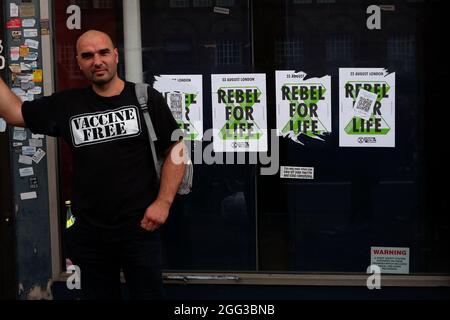 28 agosto 2021. Brixton, Londra, Regno Unito. Manifestanti marzo a Brixton che protestano i vaccini e i passaporti dei vaccini forzati Credit: Londonphotos/Alamy Live News Credit: Londonphotos/Alamy Live News Foto Stock