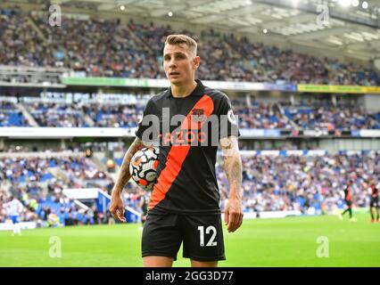 Brighton, Regno Unito. 28 agosto 2021. Lucas Digne di Everton perora di fare un tiro durante la partita della Premier League tra Brighton & Hove Albion ed Everton all'Amex il 28 agosto 2021 a Brighton, Inghilterra. (Foto di Jeff Mood/phcimages.com) Credit: PHC Images/Alamy Live News Credit: PHC Images/Alamy Live News Foto Stock