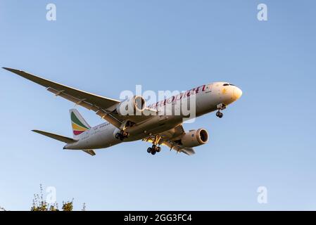 Etiope Airlines Boeing 787 Dreamliner aereo jet ET-ASI atterrando all'aeroporto di Heathrow, Regno Unito al mattino presto in cielo blu Foto Stock