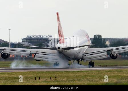 Aerotranscargo, atc, Boeing 747 versione freighter del jet di linea Jumbo Jet ER-BBJ che atterra all'aeroporto di Heathrow, Regno Unito. Toccare verso il basso Foto Stock