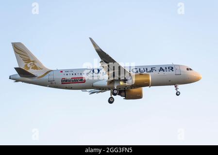 Gulf Air 70° anniversario Airbus A320 NEO aereo aereo aereo aereo aereo aereo aereo aereo aereo aereo aereo aereo aereo aereo aereo aereo A9C-TC atterraggio a Londra Heathrow Airport, Regno Unito. Formula 1 - Gran Premio del Bahrain Foto Stock