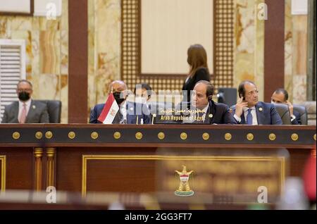 Baghdad, Iraq. 28 agosto 2021. Il presidente egiziano Abdel Fattah al-Sisi interviene sabato scorso durante la conferenza di Baghdad nella capitale irachena. 28, 2021. Foto di Iraqi prime Minister Media Office/UPI Credit: UPI/Alamy Live News Foto Stock