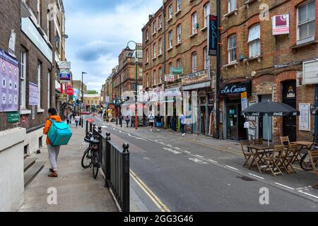 LONDRA ZONA ARTISTICA E CULTURALE INTORNO MATTONE CORSIA CON DISEGNI CREATIVI E SLOGAN SOLO MANGIARE L'UOMO CONSEGNA Foto Stock