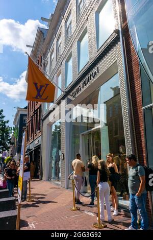 Amsterdam, Olanda, Street Scenes, Row Luxury Shops, Townhouse nel quartiere storico della città vecchia, Prestige consumer, fila di negozi, Louis Vuitton, LVMH, Teenagers netherlands Foto Stock