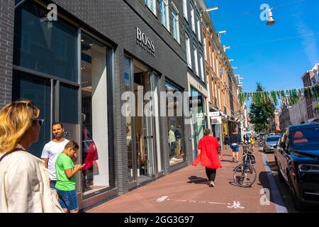 Amsterdam, Olanda, Scene di strada, Row Luxury Shops, Townhouse nel quartiere storico della città vecchia, centro di amsterdam Foto Stock