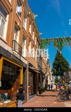 Amsterdam, Olanda, Street Scenes, Row Luxury Shops, Townhouses nel quartiere storico della città vecchia Foto Stock