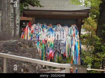 Migliaia di colorate gru di carta piegata, santuario di Nagaoka-tenmangu a Kyoto, Giappone. Foto Stock