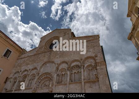 Di notevole interesse architettonico è la cattedrale pugliese in stile romanico dove si trovano i corpi dei santi patroni della città, basso e Timoteo Foto Stock