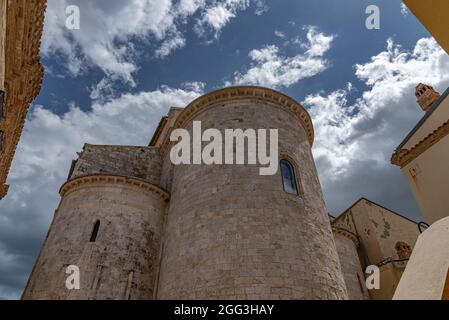 Di notevole interesse architettonico è la cattedrale pugliese in stile romanico dove si trovano i corpi dei santi patroni della città, basso e Timoteo Foto Stock