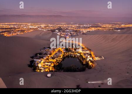 Vista aerea al tramonto dell'Oasi Huacachina in Perù Foto Stock