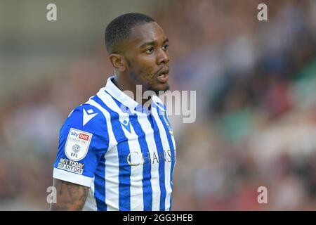 Jaden Brown #3 di Sheffield Mercoledì mostra il distintivo Sky Bet League uno e il distintivo anti razzismo sulla sua camicia con le parole non oggi o in qualsiasi giorno Foto Stock