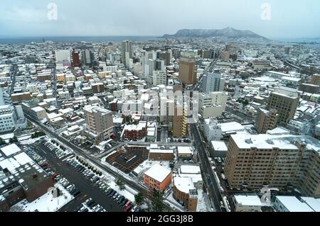 HAKODATE, GIAPPONE - 10 dicembre 2016: Una vista dall'alto del centro di Hakodate coperto di neve nel Giappone settentrionale Foto Stock