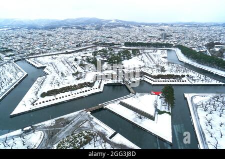 HAKODA, GIAPPONE - 10 dicembre 2016: Vista dall'alto della fortezza di Goryokakustar ricoperta di neve a Hakodate, Giappone Foto Stock