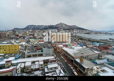 HAKODATE, GIAPPONE - 10 dicembre 2016: Una vista dall'alto del centro di Hakodate coperto di neve nel Giappone settentrionale Foto Stock