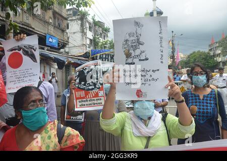 Kolkata, India. 28 agosto 2021. Gli attivisti per i diritti umani protestano contro il governo indiano che chiede il rilascio immediato dei prigionieri politici, ritirano l'UAPA e tutte le altre leggi draconiane, rilasciano il caso contro i 16 centri attivisti attorno all'Elger Parisad, un evento che si è tenuto il 31 dicembre 2017. (Foto di Sandip Saha/Pacific Press) Credit: Pacific Press Media Production Corp./Alamy Live News Foto Stock