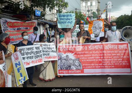 Kolkata, India. 28 agosto 2021. Gli attivisti per i diritti umani protestano contro il governo indiano che chiede il rilascio immediato dei prigionieri politici, ritirano l'UAPA e tutte le altre leggi draconiane, rilasciano il caso contro i 16 centri attivisti attorno all'Elger Parisad, un evento che si è tenuto il 31 dicembre 2017. (Foto di Sandip Saha/Pacific Press) Credit: Pacific Press Media Production Corp./Alamy Live News Foto Stock