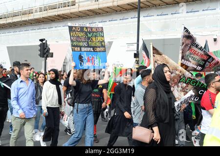 Londra, Regno Unito. 28 agosto 2021. Circa 1000 afghani e i loro sostenitori hanno marciato Whitehall oggi. Erano molto arrabbiati e c'era un flashpoint quando alcuni membri della protesta dovevano essere allontanati dal cenotafio. L'umore si rilassò quando raggiungevano Piazza del Parlamento. Credit: graham mitchell/Alamy Live News Foto Stock