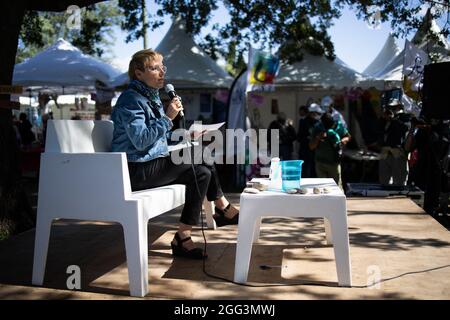 La France Insoumise vice Clementine Autain parla durante il campo estivo di la France Insoumise partito LFI a Chateauneuf sur Isere vicino Valence, il 28 agosto 2021. Foto di Raffaello Lafargue/ABACAPRESS.COM. Foto Stock