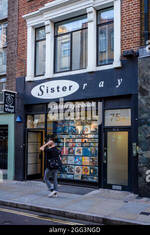 Sister Ray Record Shop su Berwick Street nel quartiere dei divertimenti Soho di Londra. Fondata nel 1989, apparve sulla copertina di un album Oasis. Foto Stock