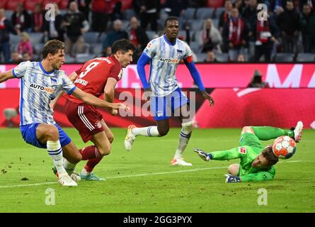 Monaco di Baviera, Germania. 28 agosto 2021. Calcio: Bundesliga, FC Bayern München - Hertha BSC, Matchday 3 all'Allianz Arena. Robert Lewandowski di Monaco (2.vl) segna l'obiettivo per 4:0 contro il portiere di Hertha Alexander Schwolow. NOTA IMPORTANTE: In conformità con le norme della DFL Deutsche Fußball Liga e della DFB Deutscher Fußball-Bund, è vietato utilizzare o utilizzare fotografie scattate nello stadio e/o della partita sotto forma di immagini di sequenza e/o di serie fotografiche video-simili. Credit: Sven Hoppe/dpa/Alamy Live News Foto Stock