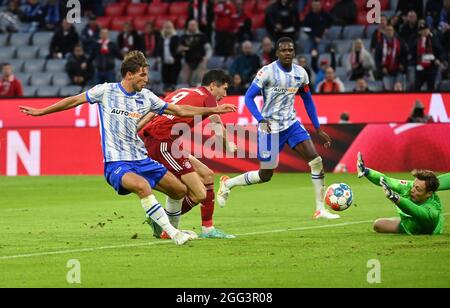 Monaco di Baviera, Germania. 28 agosto 2021. Calcio: Bundesliga, FC Bayern München - Hertha BSC, Matchday 3 all'Allianz Arena. Robert Lewandowski di Monaco (2.vl) segna l'obiettivo per 4:0 contro il portiere di Hertha Alexander Schwolow. NOTA IMPORTANTE: In conformità con le norme della DFL Deutsche Fußball Liga e della DFB Deutscher Fußball-Bund, è vietato utilizzare o utilizzare fotografie scattate nello stadio e/o della partita sotto forma di immagini di sequenza e/o di serie fotografiche video-simili. Credit: Sven Hoppe/dpa/Alamy Live News Foto Stock