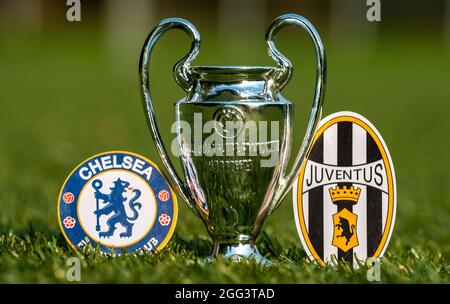 27 agosto 2021 Londra, Inghilterra. Gli emblemi dei club di calcio Chelsea F.C. Londra e Juventus F.C. Torino e la UEFA Champions League Cup sul gr Foto Stock