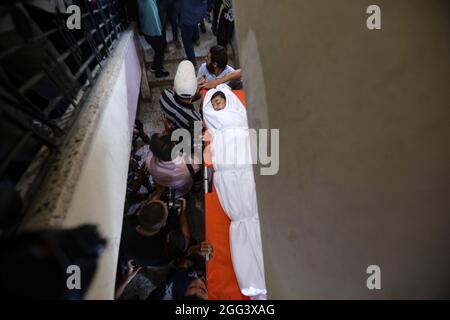 Città di Gaza. 28 agosto 2021. Famiglia e amici al funerale di Omar Abu al-Yenel, ferito durante gli scontri con l'esercito israeliano al confine orientale della città di Gaza. Striscia di Gaza. Credit: Majority World CIC/Alamy Live News Foto Stock