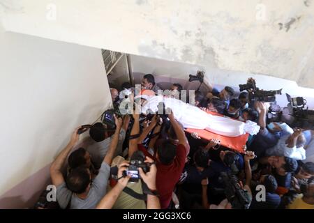 Città di Gaza. 28 agosto 2021. Famiglia e amici al funerale di Omar Abu al-Yenel, ferito durante gli scontri con l'esercito israeliano al confine orientale della città di Gaza. Striscia di Gaza. Credit: Majority World CIC/Alamy Live News Foto Stock