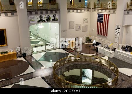 La lobby principale e il banco ricevimento dell'Harold Washington Library Center, Chicago Public Library, in state Street nel Loop of Chicago, Illinois, USA. Foto Stock